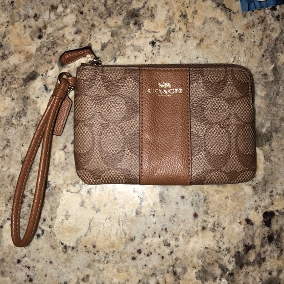 coach classic wristlet - Picture 1 of 3
